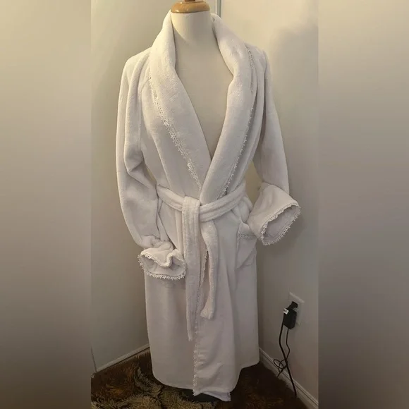 Subtle Luxury White Robe - Picture 1 of 8
